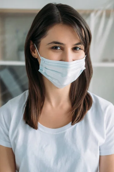 Карантин пандемического образа жизни измеряет маску женщины — стоковое фото