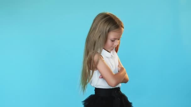 Образила маленьку дівчинку нещасливою ситуацією гнів — стокове відео
