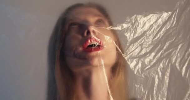 Krátkost dechu rozostřený portrét žena film — Stock video