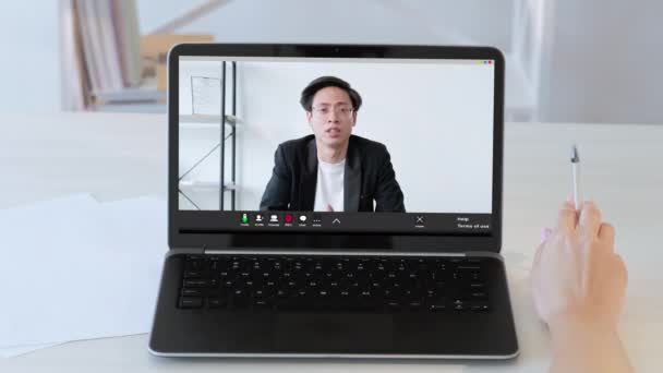 Video konferencia online találkozó ázsiai vezérigazgató laptop — Stock videók