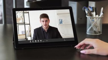 Video çağrısı çevrimiçi konferans erkek çalışan tableti