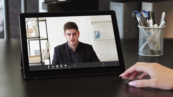 Video hívás online konferencia férfi alkalmazott tabletta — Stock videók