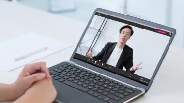 Asyalı erkek dizüstü bilgisayarla çevrimiçi toplantı