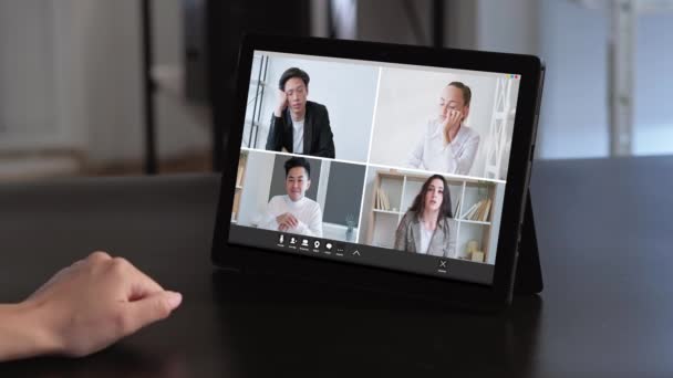 Videochiamata ufficio digitale wfh team schermo tablet — Video Stock