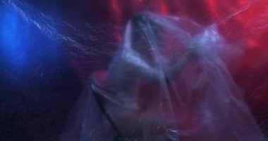 Yeni hayat silueti dağıttı Küçük kız uyanıyor