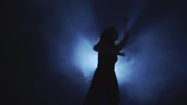 Siluet kadın dansçı modern performans