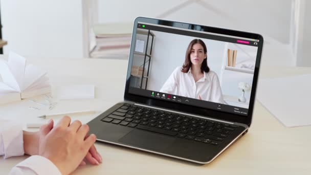 Відеодзвінок віртуальна конференція працівник ноутбук — стокове відео