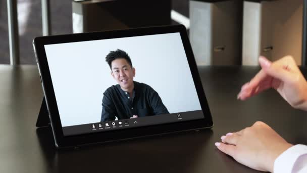 Video conferenza internet meeting asiatico uomo tablet — Video Stock