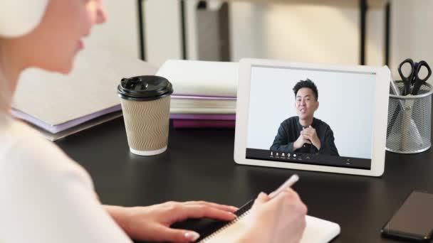 Video conferenza virtuale chat dipendente ceo tablet — Video Stock