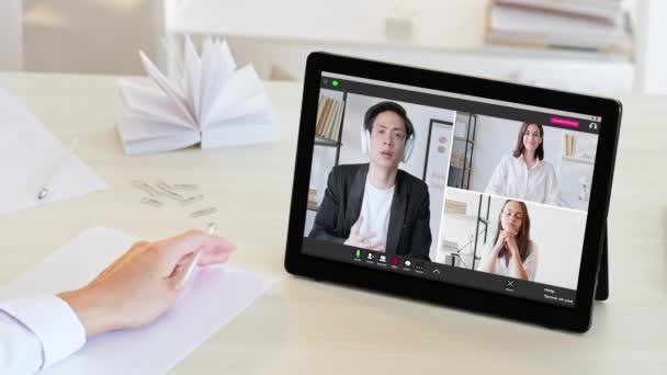 Online chat video konference asijský ceo team tablet — Stock video