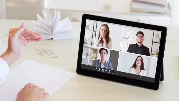 Videoconferenza business webcast wfh team tablet — Video Stock