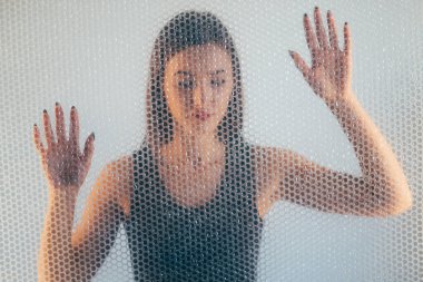 Kadın koruma. Odaklanmış portre. Kendini soyutlama.