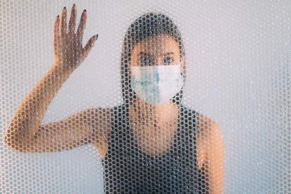 Zelf isolatie defocused vrouw masker bubble wrap — Stockfoto