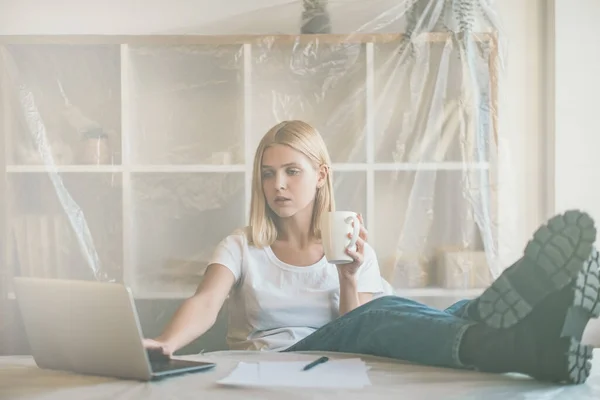 Freelancer estilo de vida inicio en casa mujer portátil — Foto de Stock