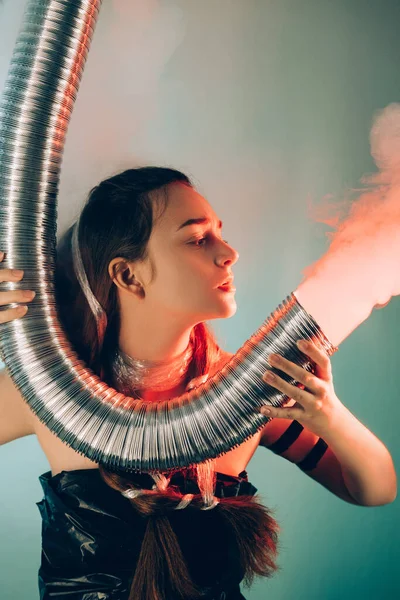 Contaminación del aire ecología problema preocupado mujer humo — Foto de Stock