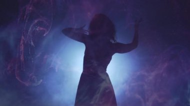 Siluet kadın sükunet dansı performansı