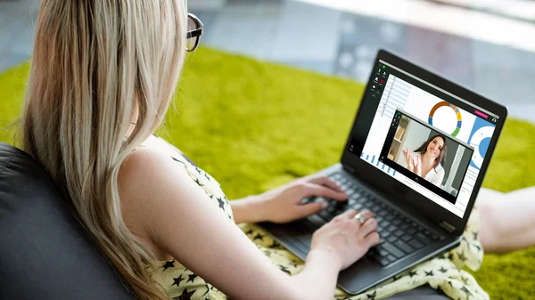 Video konferencia online találkozó nő vezérigazgató laptop — Stock Fotó