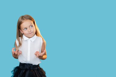 Kızgın çocuk, endişeli çocuk, sinirli küçük kız.