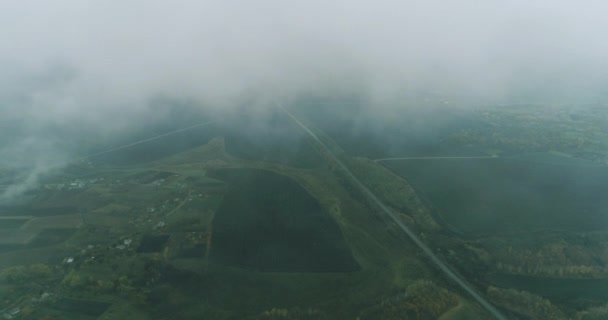 空中からの眺め曇天の田園風景 — ストック動画