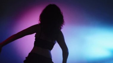 Gölge tiyatrosu kadın dans gösterisi