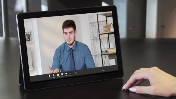 Conferencia en línea video reunión empleado tableta — Vídeo de stock