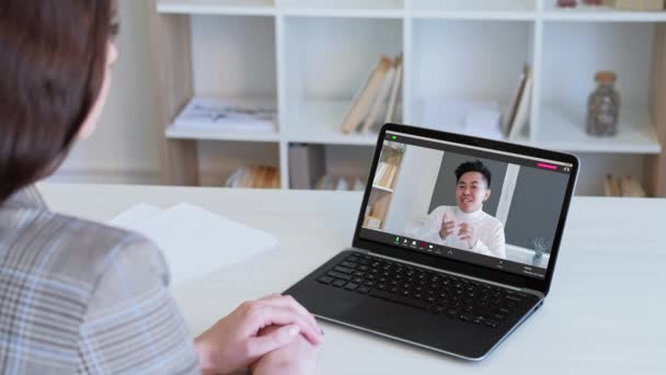 Video chiamata web comunicazione asiatico maschio ceo laptop — Video Stock