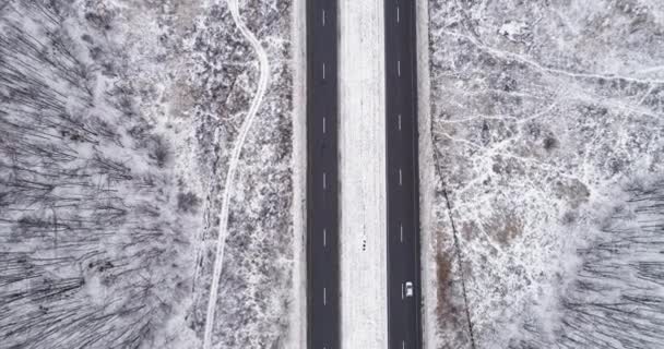 Вид на повітря зимовий пейзаж дорожня панорама — стокове відео