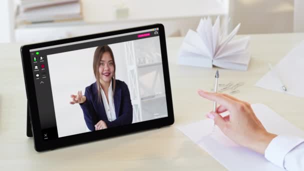 Online spotkanie cyfrowe konferencja kobieta tablet — Wideo stockowe