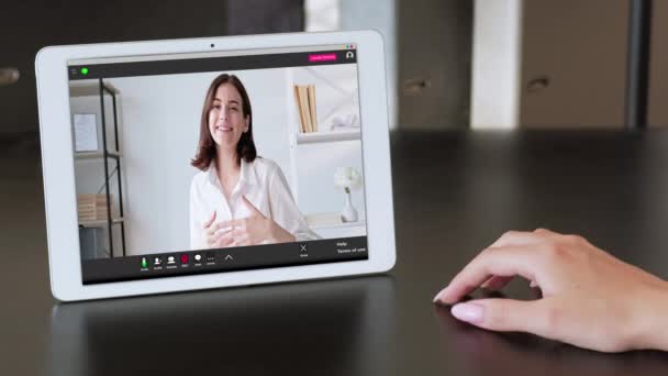 Video chat cyfrowy spotkanie kobieta tablet ekran — Wideo stockowe