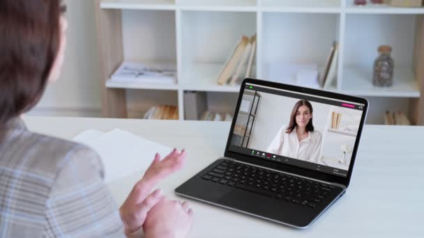 Video konferens webb kommunikation kvinna laptop — Stockvideo