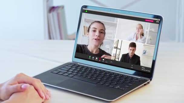 Βίντεο chat εικονικό συνέδριο βαρεθεί laptop ομάδα — Αρχείο Βίντεο