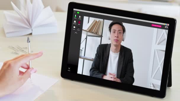 Wideo połączenie internetowe spotkanie azjatycki pracownik tablet — Wideo stockowe