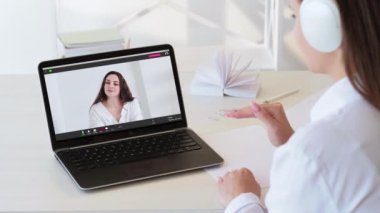 İnternet görüşmeleri kadın çalışan dizüstü bilgisayarı