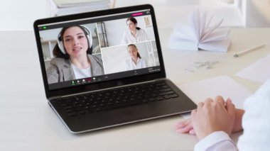 çevrimiçi sohbet web iletişim takımı laptop ekranı