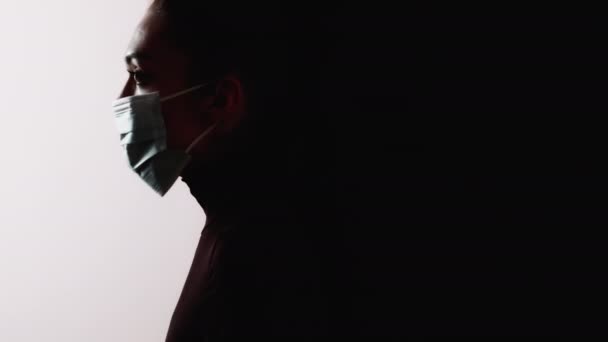Silhueta fêmea máscara poluição ambiental — Vídeo de Stock