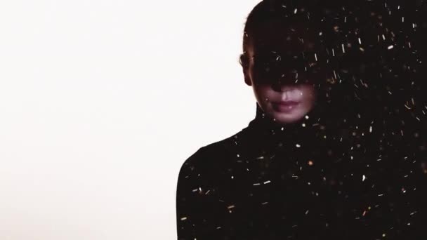 Double exposition silhouette poussière pollution femme — Video