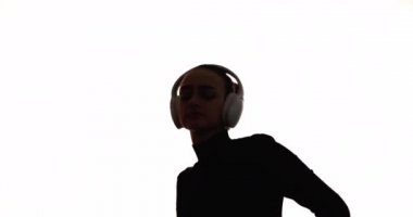 dans eden kadın silueti kablosuz kulaklıklar müzik