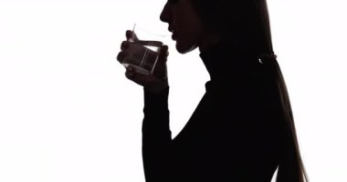 Kadın silueti suyu içen kadın.