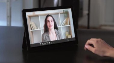 Video çağrısı: Hırslı kadın tableti