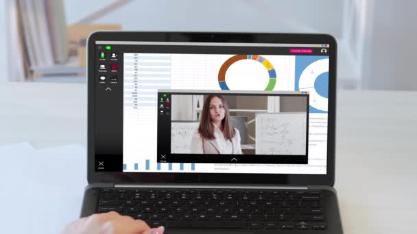 Online leren video chat vrouwelijke leraar laptop — Stockvideo