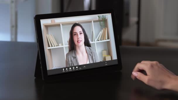 ビデオ通話仮想会議野心的な女性タブレット — ストック動画