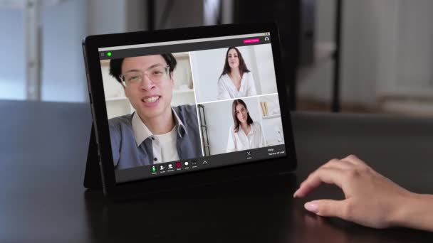 Videó hívás online kommunikációs kollégák tabletta — Stock videók
