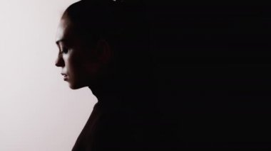 Kadın silueti kadın suistimali.