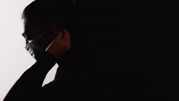 Жіночий силует карантин міри жінка маска — стокове відео