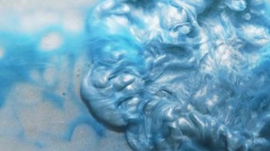 Mürekkep su altı patlaması mavi parıltı sıvısı