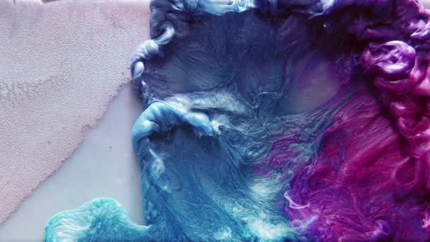 Χρώμα πτώση έκρηξη χρώμα λαμπερό υγρό ροζ μπλε — Αρχείο Βίντεο