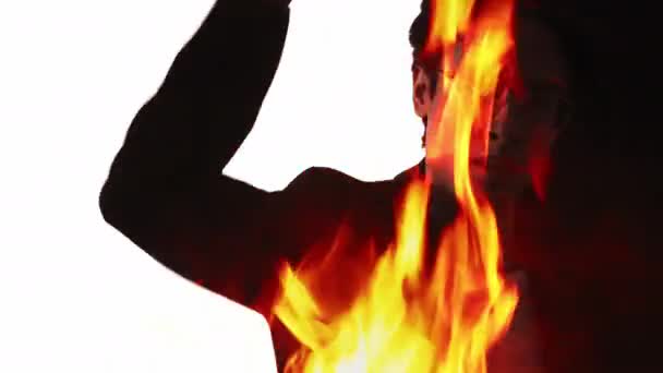 Podwójna ekspozycja sylwetka mężczyzna protest ogień szalony — Wideo stockowe
