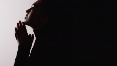 Kadın silueti günah çıkarma dua eden kadın