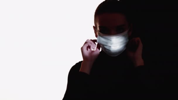 Vrouwelijke silhouet pandemische maatregelen dragen masker — Stockvideo