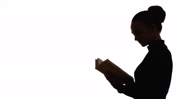 Intelligente donna silhouette pensoso signora lettura libro — Video Stock